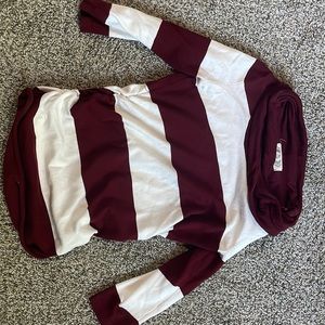 Horizontally burgundy stripped cut off sleeved shirt.